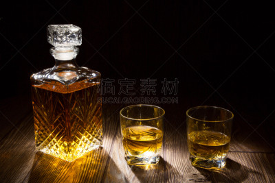 威士忌,两只动物,玻璃瓶,小丑眼镜,液体,蜂蜜,水平画幅,无人,黄色