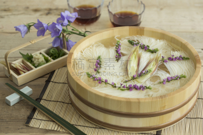 亚洲全麦面,桔梗花,筷子架,紫苏,青葱刷,餐具,水,水平画幅,无人,玻璃