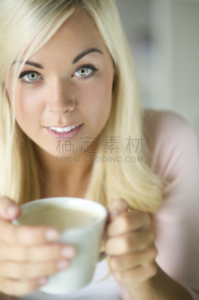咖啡,青年女人,垂直画幅,留白,饮料,仅成年人,长发,青年人,信心