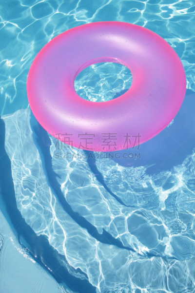 蓝色,游泳池,粉色,垂直画幅,水,橡胶游泳圈,圆形,曝光过度,无人,色彩鲜艳
