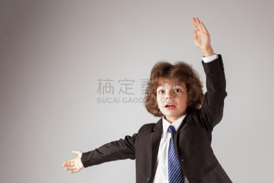 男孩,乐趣,字母,灰色背景,敞开口子,模仿成人,水平画幅,高视角,套装