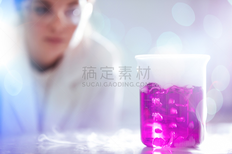 实验室,科学家,粉色,青年女人,实验室玻璃器皿,白色,干冰,液体,显微镜,生物科技