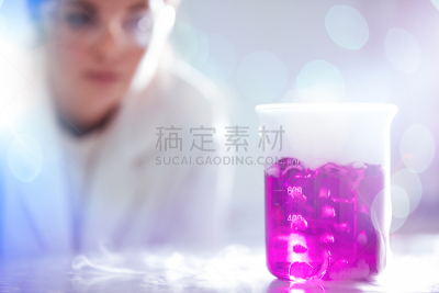 实验室,科学家,粉色,青年女人,实验室玻璃器皿,白色,干冰,液体,显微镜,生物科技