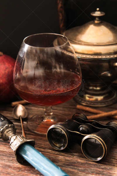 蜡烛,双筒望远镜,科涅克,青绿色,玻璃杯,彩色玻璃,方头雪茄烟,雪茄,垂直画幅,褐色