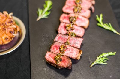 招牌牛排,肉,西冷牛排,黑色背景,赫里福牛,赫里福德,奇米丘里辣酱,神户,阿伯丁安格斯牛,蒜头