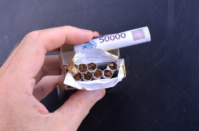 香烟,金融,吸烟问题,黑板,图像,支出,手,烟草,烟盒,储蓄