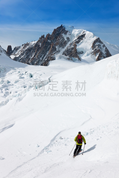 滑雪运动,男人,速度滑冰,垂直画幅,天空,雪,户外,仅成年人,霞慕尼,运动