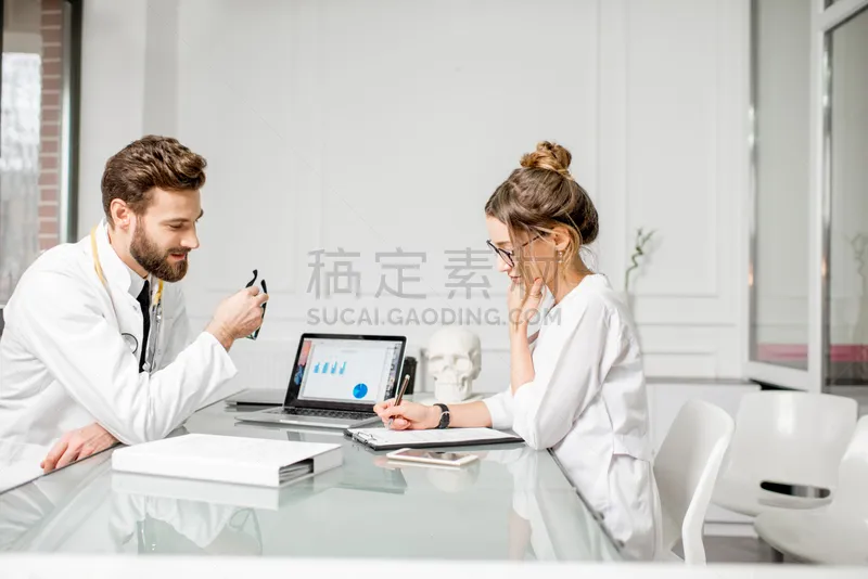 助手 办公室 女性 讲师 制服 文档 男性 仅成年人 青年人图片素材下载 稿定素材