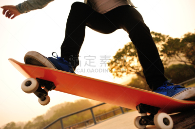 滑板运动,半管,滑板,用双脚带板起跳,滑板公园,天空,青少年,四肢,腿,仅成年人