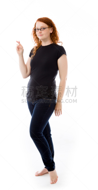 盘着手指,时装模特,运气,分离着色,垂直画幅,留白,t恤,符号,白人,仅成年人