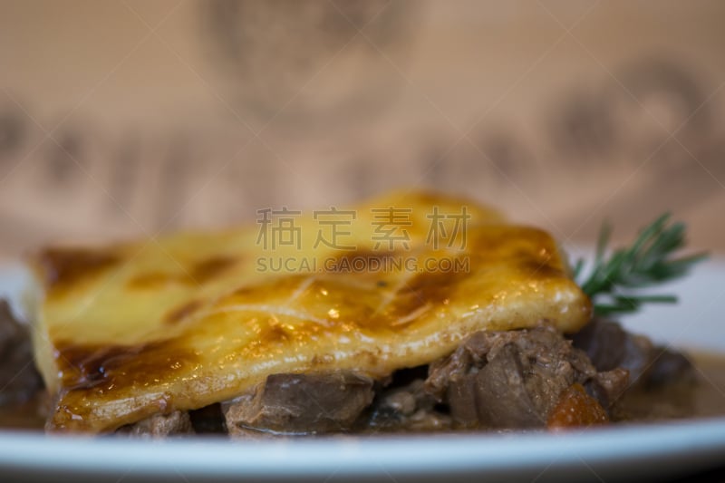 牛肉腰子派,侧面视角,美味馅饼,餐具,水平画幅,配方,烘焙糕点,法式食品,英格兰,肉