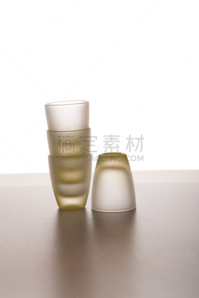 玻璃杯,白色背景,垂直画幅,葡萄酒,玻璃,偏远的,饮料,香槟,特写,长笛