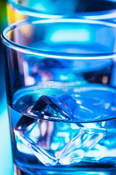 伏特加,冰块,特写,玻璃杯,两个物体,萨姆布卡酒,冰,利口酒,垂直画幅,夜晚