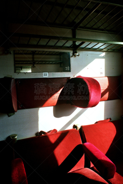 火车,墓地,垂直画幅,天空,能源,夜晚,地铁月台,十字路口,金属,长发