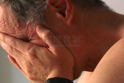 人的脸部,仅一个中老年男人,心理健康,悲痛,水平画幅,特写,仅男人,隐藏,皱眉头