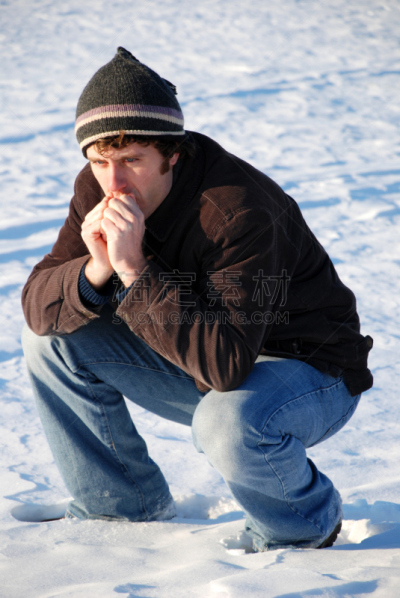 冬天,冷,垂直画幅,雪,仅男人,不看镜头,仅成年人,明亮,青年人,白色