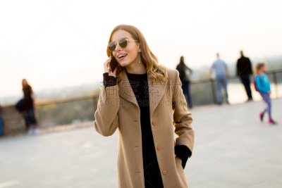 户外,青年女人,手机,眼镜,台阶,公园,水平画幅,仅成年人,厚衣服,青年人