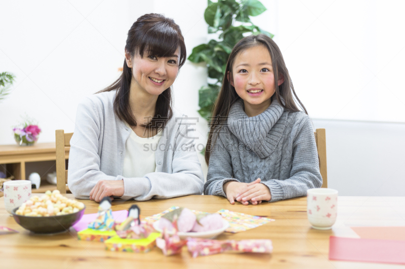 单亲家庭,仅日本人,家庭,肖像,女儿节,儿童,日本人,欢乐,千代纸,注视镜头