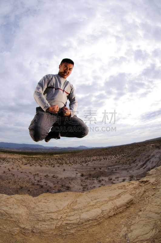 男性,半空中,奇瓦瓦沙漠,工装裤,二郎腿,轻轻浮起,云景,裤子,肖像,拳头