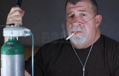 成年的,男人,吸烟问题,氧气瓶,气管切开管,医用氧气设备,氧气,肺气肿,呼吸气