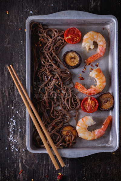 荞麦面,虾,乌冬面,香菇,餐具,垂直画幅,格子烤肉,褐色,木制,无人