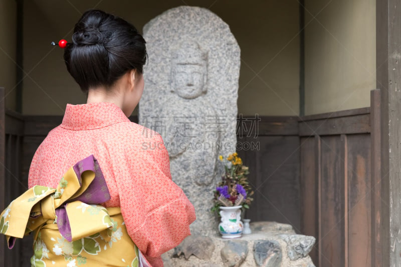 便装和服,日本人,女人,地藏菩萨,簪子,日本式短袜,木屐,和服腰带,安全护栏,和服