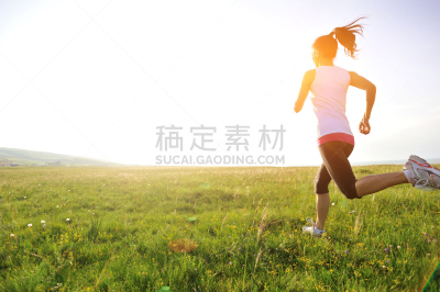 草,运动员,田地,慢跑,黎明,青海湖,马尾辫,黑发,背面视角,仅成年人