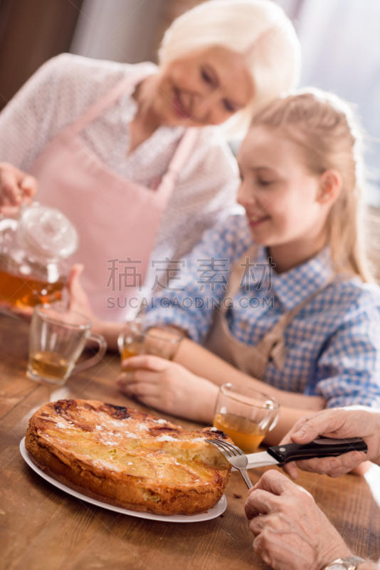 男人,自制的,肉馅饼,全国棒球联赛,茶壶,孙辈,学龄前儿童,多代家庭,垂直画幅,学龄前