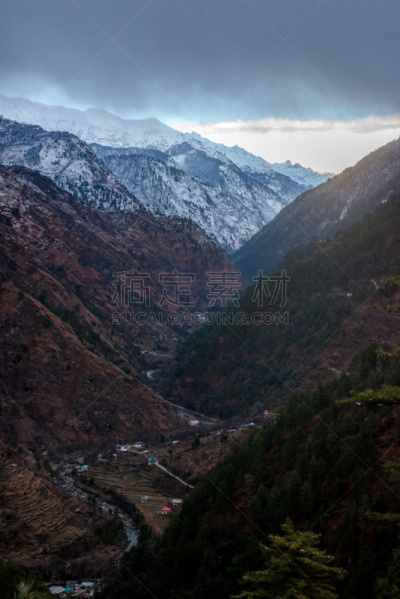 印度,喜马拉雅山脉,看风景,垂直画幅,天空,高视角,五月,毕底,夏天,户外