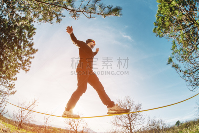 男人,平衡,络腮胡子,户外,两只动物,太阳镜,在之间,衣服,日落,树