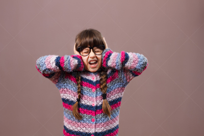 女孩,小的,手捂耳,非礼勿听,人的耳朵,粗心的,不关心,恐惧,留白,噪声
