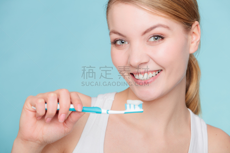 牙刷,女人,牙膏,拿着,水平画幅,人的嘴,健康,白人,清新