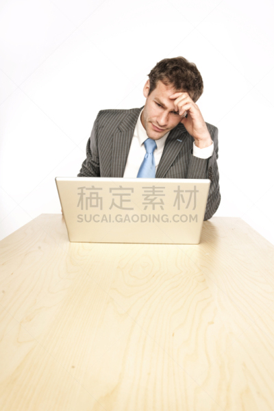 男商人,使用手提电脑,垂直画幅,图像,男性,仅男人,仅成年人,疲劳的,青年人,过度劳累
