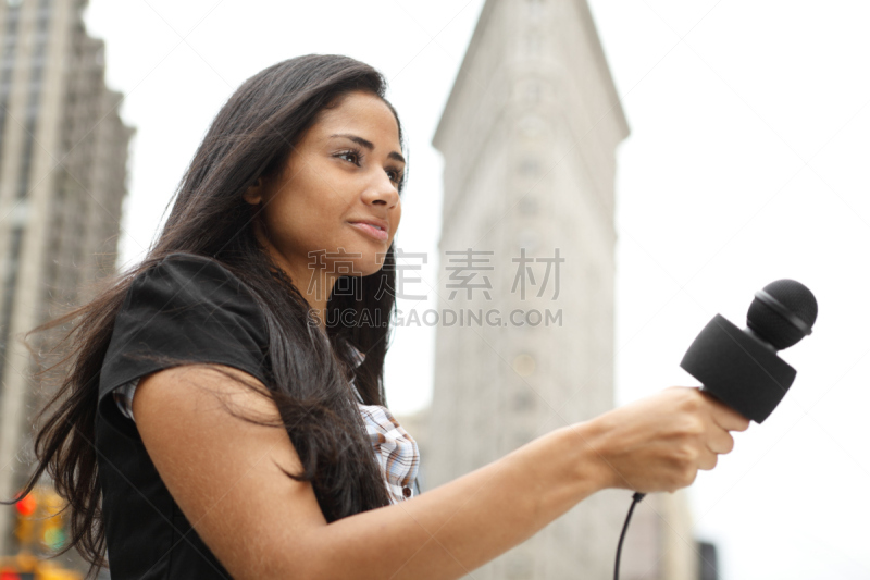 中年女人,新闻记者,传媒,中年人,新闻解说,拿着,麦克风,户外,30到39岁,采访