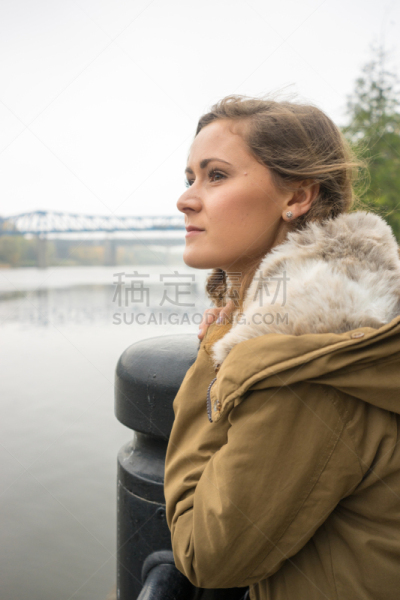 青年人,棕色头发,自然美,垂直画幅,正面视角,晒黑,纯净,旅行者,诺森伯兰郡,不看镜头