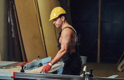 木工,无上装,注视镜头,健美身材,家具,男性,手册,居住区,摩托车赛,建筑业