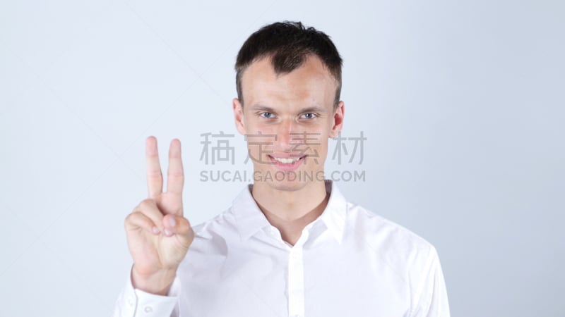 青年男人,白色背景,注视镜头,v sign,忙碌,套装,仅男人,仅成年人,疲劳的,青年人