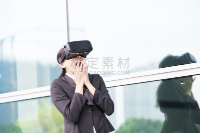 女商人,亚洲,网络空间,触摸屏,飞行风镜,虚拟现实模拟器,未来,套装,眼镜,白色