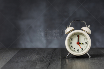 白色,钟针,3点,闹钟,背景,留白,5点整,桌子,黑色,木制