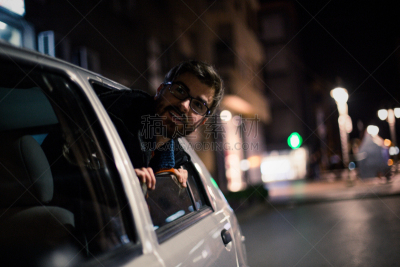汽车,男人,络腮胡子,都市风光,青少年,新的,拟人笑脸,夜晚,男商人,男性