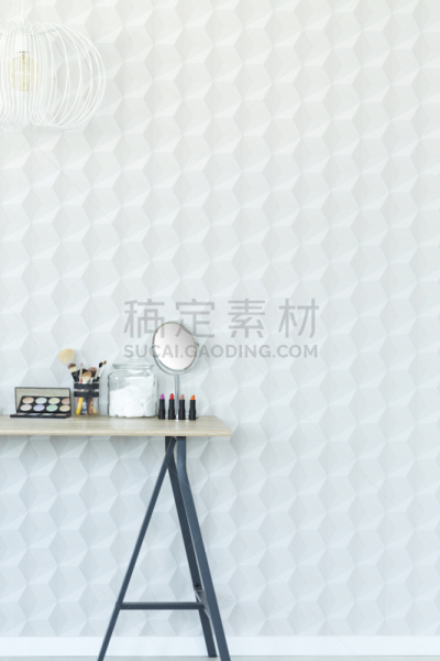 墙,书桌,白色,女厕所标志,化妆棉,母球,眼影,水晶吊灯,个人随身用品,垂直画幅