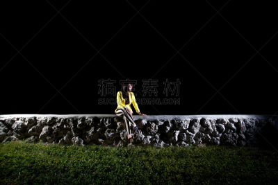 夜晚,青年女人,一个人,石墙,光亮,健康,夏天,草,图像,仅成年人