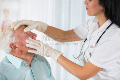 验光师,老年男人,平衡折角灯,青光眼,视神经,白内障,综合验光仪,视力测验,30到39岁,水平画幅