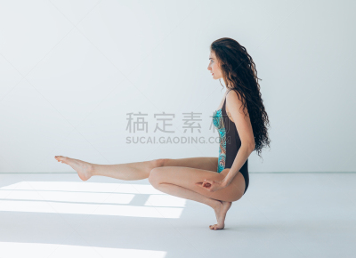 踮着脚尖,姿态优美,青年人,瑜伽,半身仰卧放松功,普拉提 ,留白,优美,健康