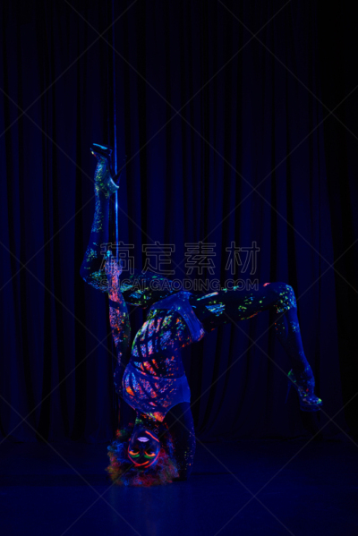 脱衣舞演员,光,紫外线辐射,霓虹灯,女性,在下面,颜色,水下,霓虹色,垂直画幅