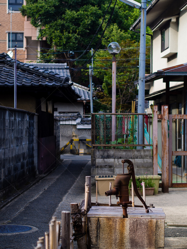 京都市,巷,隔着篱笆说话,水泵站,泵站,电线杆,检修口,瓦,垂直画幅,水