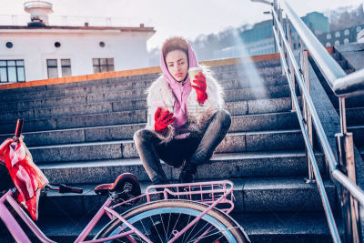 青年女人,一次性杯子,咖啡,专心,拿着,活力,周末活动,自行车,舞蹈,全身像