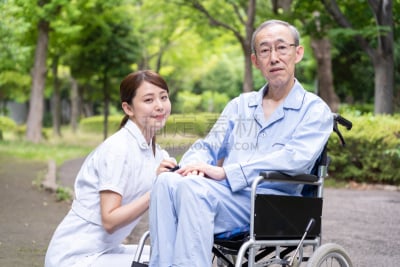 护士,公园,青年人,老年人,病人,老年男人,女护士,健康保健工作人员,健康保健,家庭护理