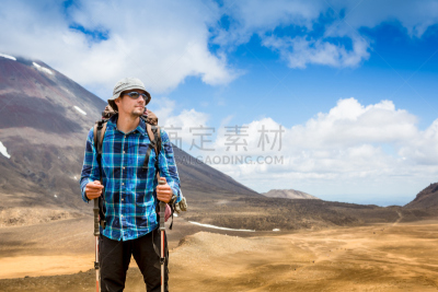 山,徒步旅行,背包,在上面,天空,休闲活动,水平画幅,户外,白人,男性
