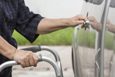 老年女人,助行架,公园,汽车,身体受伤,水平画幅,古老的,流动的行人,仅成年人,脊柱
